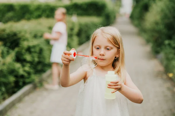 Маленькая Девочка Играет Улице Мыльными Пузырями — стоковое фото