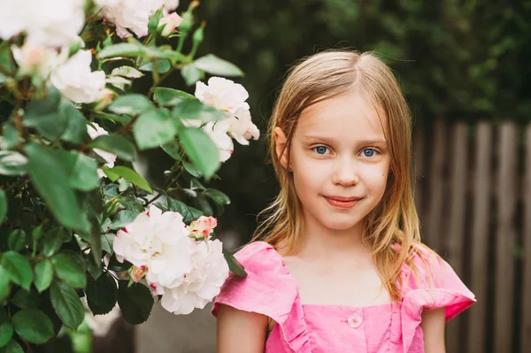 Açık Havada Küçük Sevimli Bir Kızın Portresi Bahçede Güllerle Güzel — Stok fotoğraf