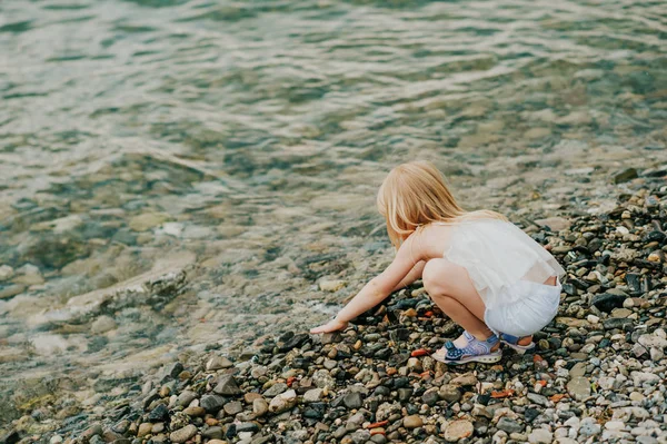 Child Playing Lake Summer Back View — Stock Photo, Image
