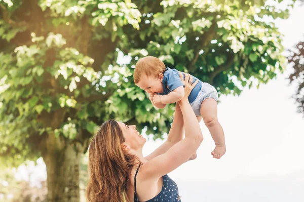 Retrato Livre Mãe Feliz Segurando Menino Adorável Nos Braços — Fotografia de Stock