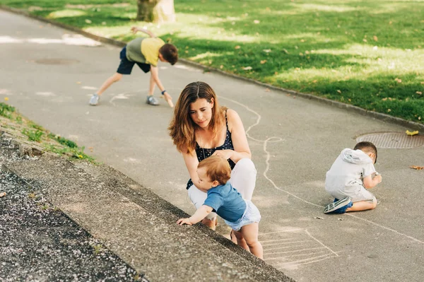Gelukkig Moeder Tijd Doorbrengen Met Kinderen Zomer Park Spelen Met — Stockfoto