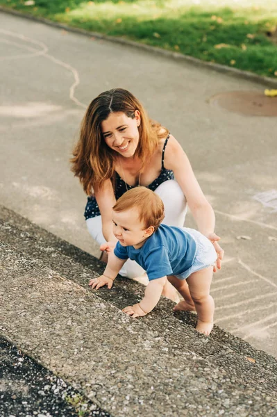 Mãe Feliz Passar Tempo Com Crianças Parque Verão Brincando Com — Fotografia de Stock