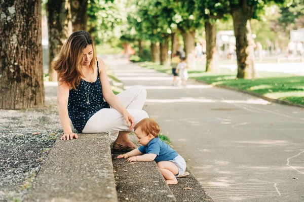 Šťastná Matka Tráví Čas Dětmi Letním Parku Hraje Dítětem — Stock fotografie
