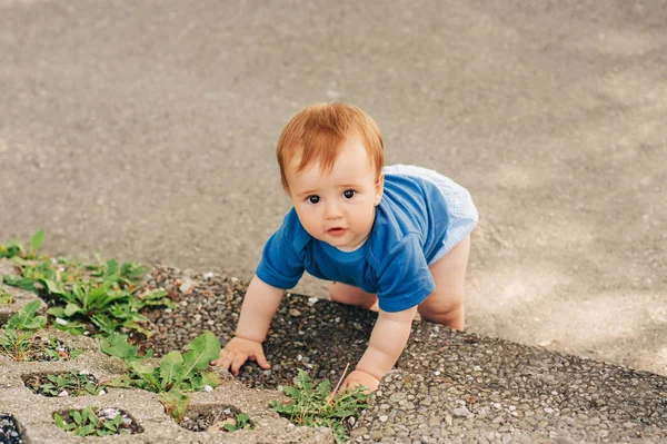 Uroczy Chłopczyk Wspinający Się Schodach Parku — Zdjęcie stockowe