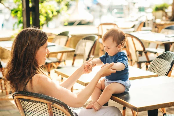 Jovem Mãe Bonita Brincando Com Bebê Café Livre Verão Criança — Fotografia de Stock