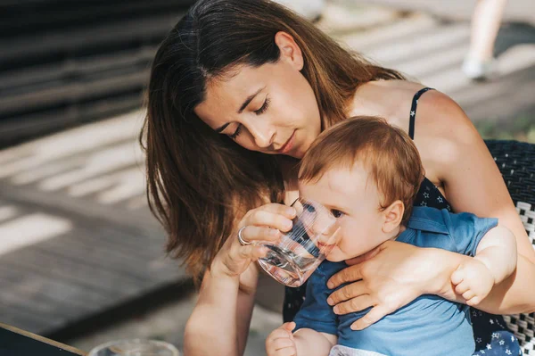 Mãe Bebê Café Livre Mãe Dando Água Para Criança Copo — Fotografia de Stock