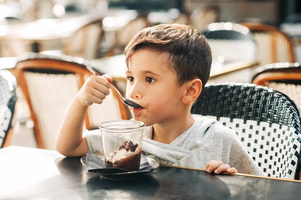 Happy Little Boy Eating Chocolate Ice Cream Outdoor Cafe — 스톡 사진