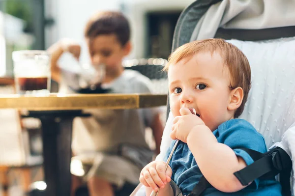 Außenporträt Eines Glücklichen Jungen Der Mit Einem Löffel Spielt Und — Stockfoto