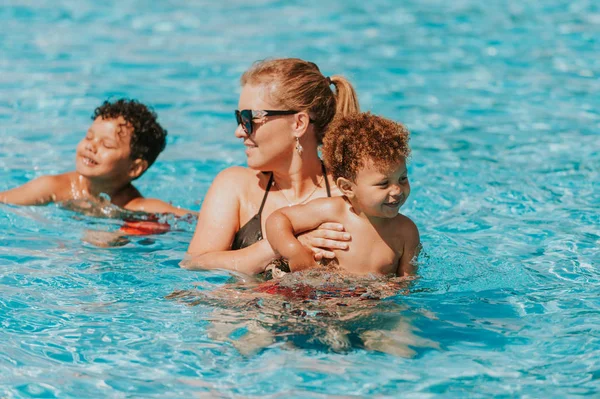 Happy Young Mother Playing Kids Pool Hot Summer Day — Stock Photo, Image