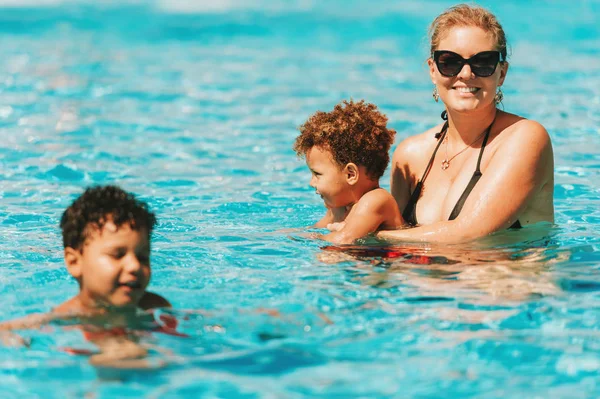 Happy Young Mother Playing Kids Pool Hot Summer Day — Stock Photo, Image