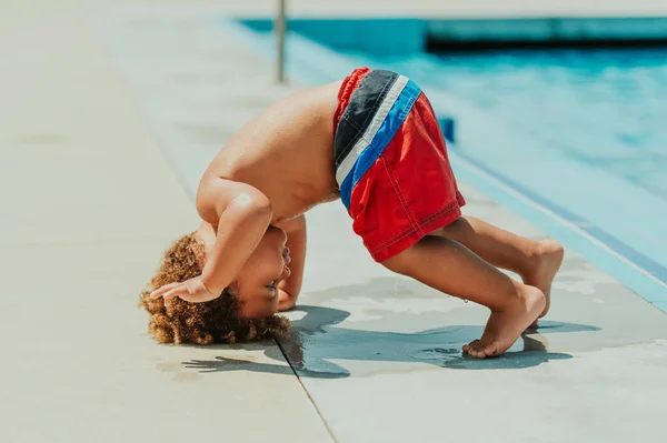 Niño Muy Gracioso Jugando Lado Piscina Pie Boca Abajo —  Fotos de Stock