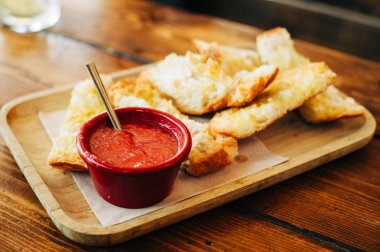 Kızarmış ekmekle taze domates sosu. Geleneksel İspanyol yemeği.