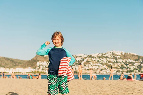 Ragazzo Felice Divertirsi Sulla Spiaggia Sabbia Indossando Giubbotto Eruzione Cutanea — Foto Stock