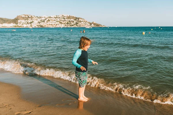 Deniz Kenarında Oynayan Komik Küçük Çocuk Güneş Kremi Sürmüş Yelek — Stok fotoğraf