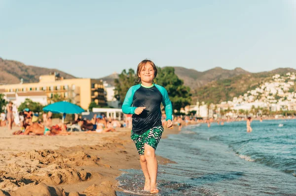 Engraçado Menino Brincando Junto Mar Vestindo Colete Sol Férias Verão — Fotografia de Stock