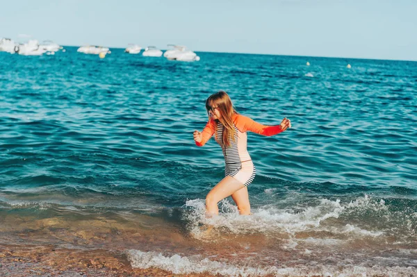 Genç Kız Denizde Eğleniyor Güneşli Bir Mayo Giyiyor Çocuklarla Yaz — Stok fotoğraf