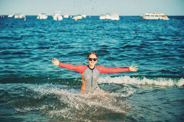 Молодая Девушка Подросток Развлекающаяся Море Солнечном Купальнике Летние Каникулы Детьми — стоковое фото
