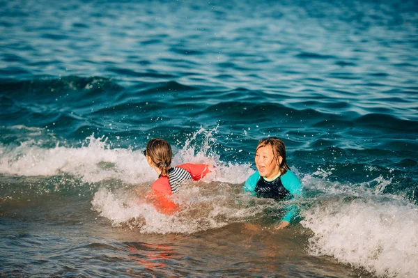 Two Funny Kids Little Boy Teenage Girl Playing Together Sea — Stock Photo, Image