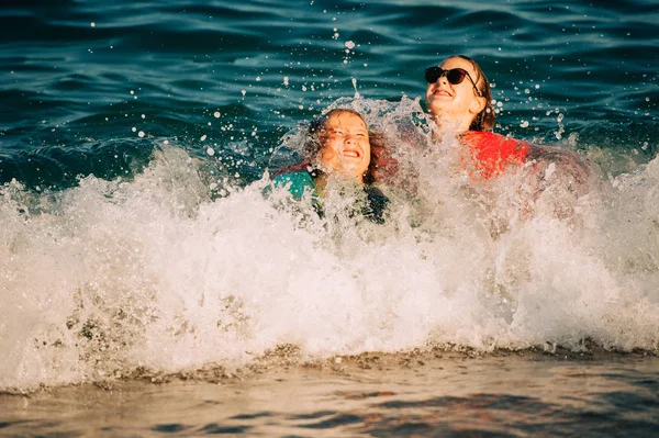 Duas Crianças Engraçadas Menino Menina Adolescente Brincando Juntos Mar Vestindo — Fotografia de Stock