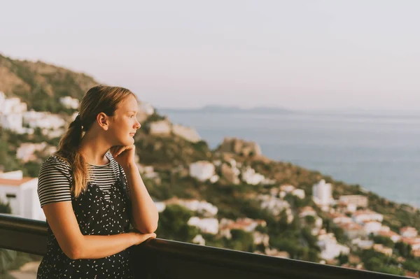 Młoda Dziewczyna Podziwiająca Piękny Krajobraz Balkonu Letnie Wakacje Nad Morzem — Zdjęcie stockowe
