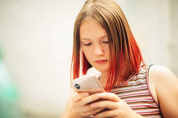 Retrato Cerca Una Joven Adolescente Usando Teléfono Inteligente —  Fotos de Stock