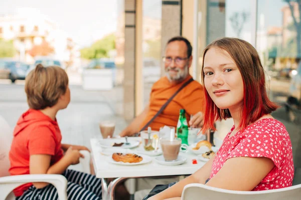 Familia Con Niños Desayunando Una Cafetería Restaurante Aire Libre Bebiendo —  Fotos de Stock