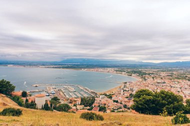 Roses kasabasının güzel manzarası, Girona, Costa Brava, İspanya