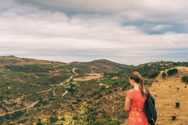 Młoda Dziewczyna Podziwiająca Krajobraz Cap Creus Park Narodowy Costa Brava — Zdjęcie stockowe