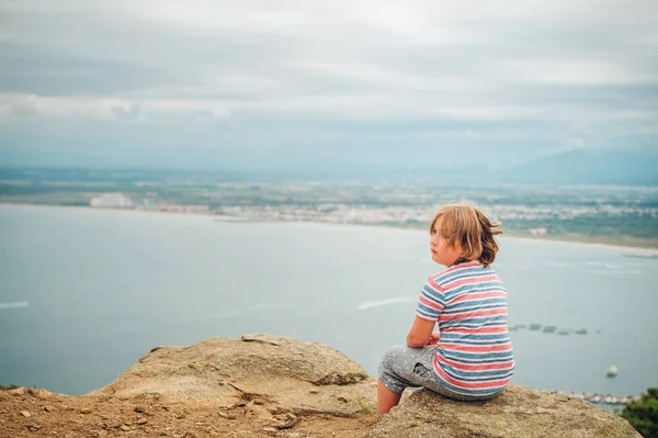 Mały Chłopiec Spoczywający Szczycie Góry Podziwiający Morski Krajobraz — Zdjęcie stockowe