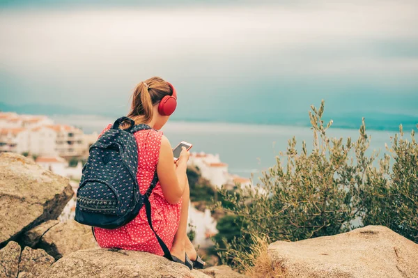 Genç Kız Dağın Tepesinde Dinleniyor Deniz Manzarasına Hayran Sırt Çantası — Stok fotoğraf