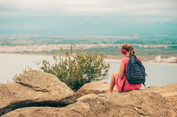 Genç Kız Dağın Tepesinde Dinleniyor Deniz Manzarasına Hayran Sırt Çantası — Stok fotoğraf
