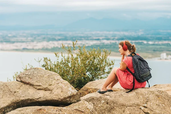 Jeune Fille Reposant Sommet Montagne Admirant Paysage Marin Portant Sac — Photo