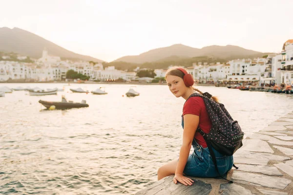 Outdoor Portrait Happy Teenage Girl Relaxing Sea Wearing Backpack Sunglasses — Stok fotoğraf