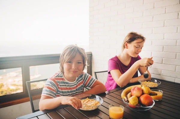 Дети Едят Завтрак Балконе Хлопья Молоком Свежие Фрукты Апельсиновый Сок — стоковое фото