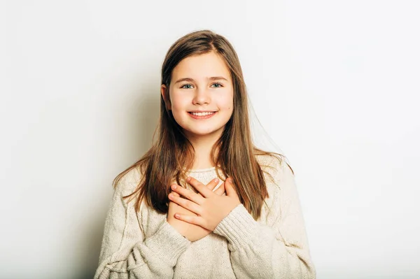 Studio Portret Van Dankbaar Jong Meisje Met Gelukkige Gezichtsuitdrukking Hand — Stockfoto