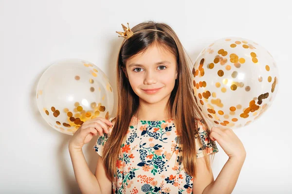Studio Πορτρέτο Του Χαριτωμένο Κοριτσάκι Κρατώντας Μπαλόνια Ηλίου Χρυσό Glitter — Φωτογραφία Αρχείου
