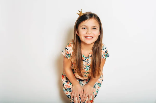 Retrato Estudio Una Niña Bonita Con Una Diminuta Corona Princesa — Foto de Stock