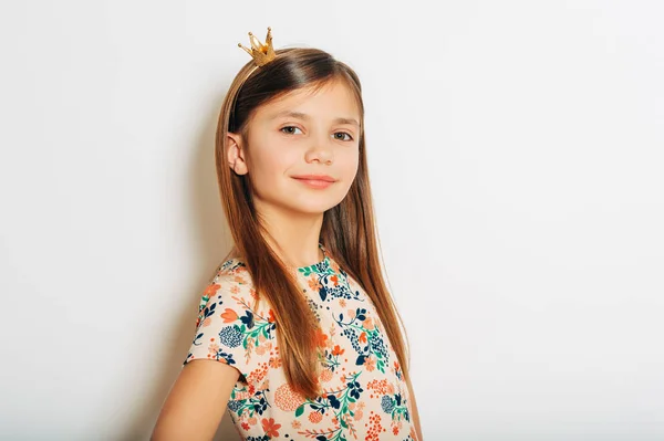 Küçük Prenses Tacı Takan Beyaz Arka Planda Poz Veren Küçük — Stok fotoğraf