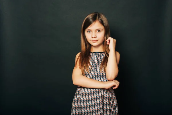 Elbise Giyen Siyah Arka Planda Poz Veren Güzel Bir Kızın — Stok fotoğraf