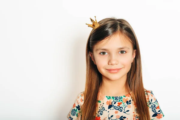 Retrato Estudio Una Niña Bonita Con Una Diminuta Corona Princesa — Foto de Stock