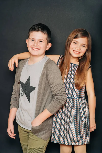 Retrato Estudio Dos Niños Lindos Posando Sobre Fondo Negro — Foto de Stock