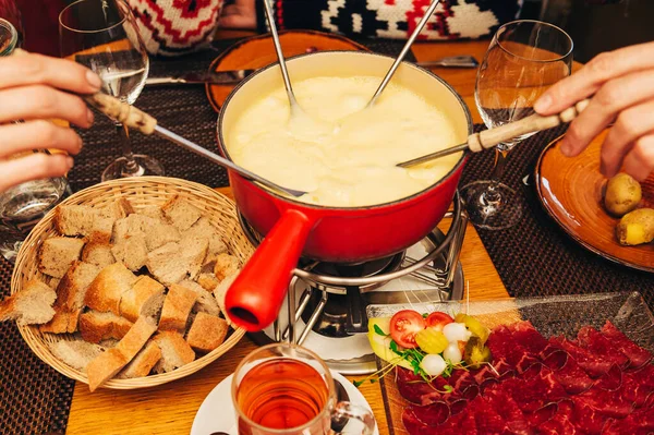 Amigos Comendo Fondue Queijo Acolhedor Restaurante Suíço Tradicional — Fotografia de Stock