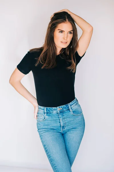 Innenporträt Einer Schönen Jungen Frau Die Schwarzes Shirt Und Jeans — Stockfoto