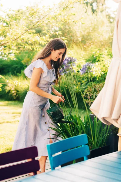 Mujer Bastante Joven Regando Plantas Jardín Verano — Foto de Stock