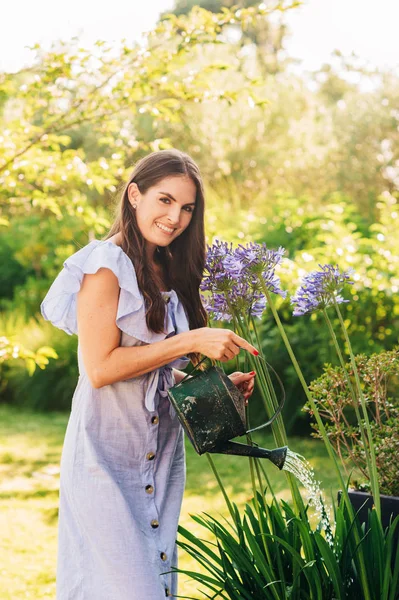 Hübsche Junge Frau Gießt Pflanzen Sommergarten — Stockfoto
