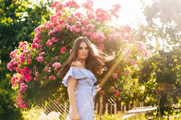 Retrato Livre Mulher Bonita Posando Jardim Verão Com Rosas Rosa — Fotografia de Stock