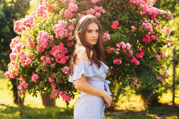 Odkryty Portret Pięknej Młodej Kobiety Pozowanie Ogrodzie Letnim Różowymi Różami — Zdjęcie stockowe