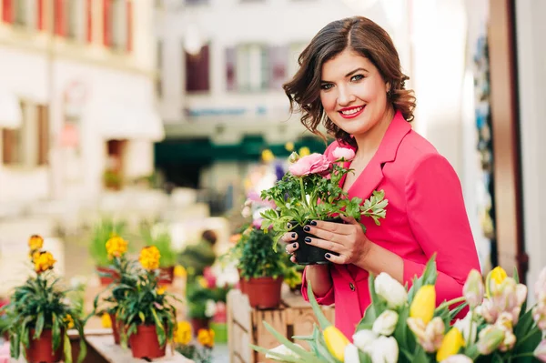 Mujer Comprando Flores Macetas Floristería —  Fotos de Stock