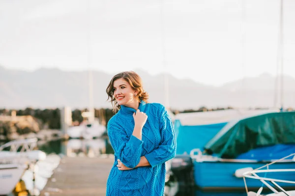 Outdoor Portrait Pretty Woman Resting Lake Wearing Blue Pullover — Stock Photo, Image