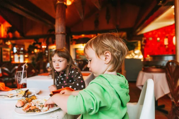 Two Messy Kids Eating Lunch Restaurant Toddler Eating Food Hands — Stock Photo, Image